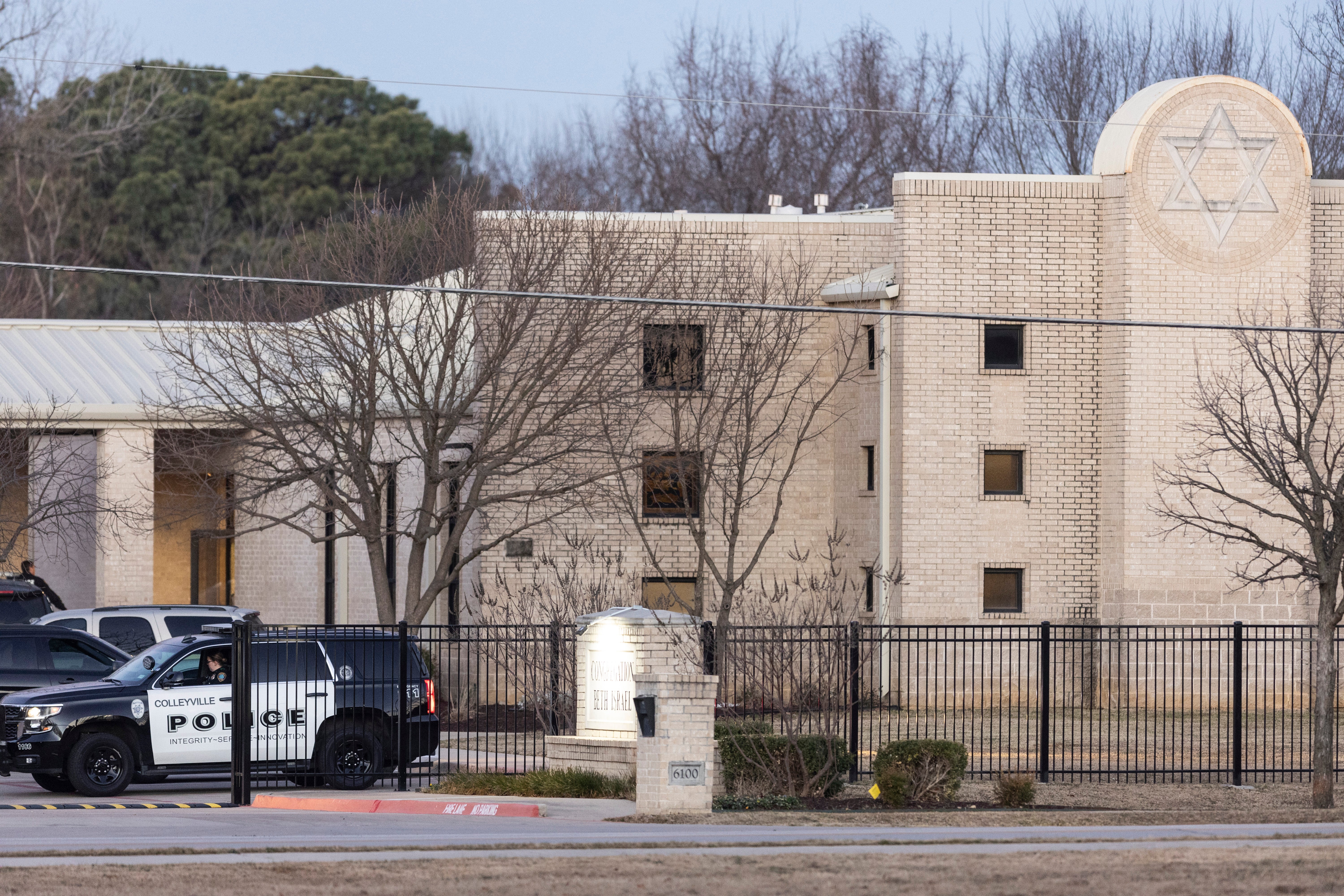 Las fuerzas del orden rodean la sinagoga en Texas donde un hombre tomo como rehenes a cuatro personas durante 11 horas el 15 de enero