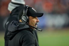 Carr respalda a Bisaccia como entrenador de Raiders