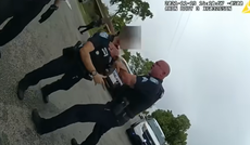 Oficial de policía captado mientras asfixia a colega que trató de evitar que atacara a sospechoso