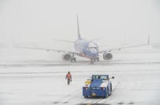 Más de 1.000 vuelos cancelados debido a una poderosa tormenta invernal en la costa este de EE.UU.