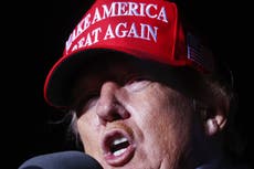 Trump repite la mentira de Tucker Carlson que sugiere que a los blancos se les niega el tratamiento de covid