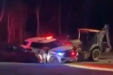 Vídeo muestra a la policía disparar fatalmente a hombre que estrellaba una excavadora contra casas y autos