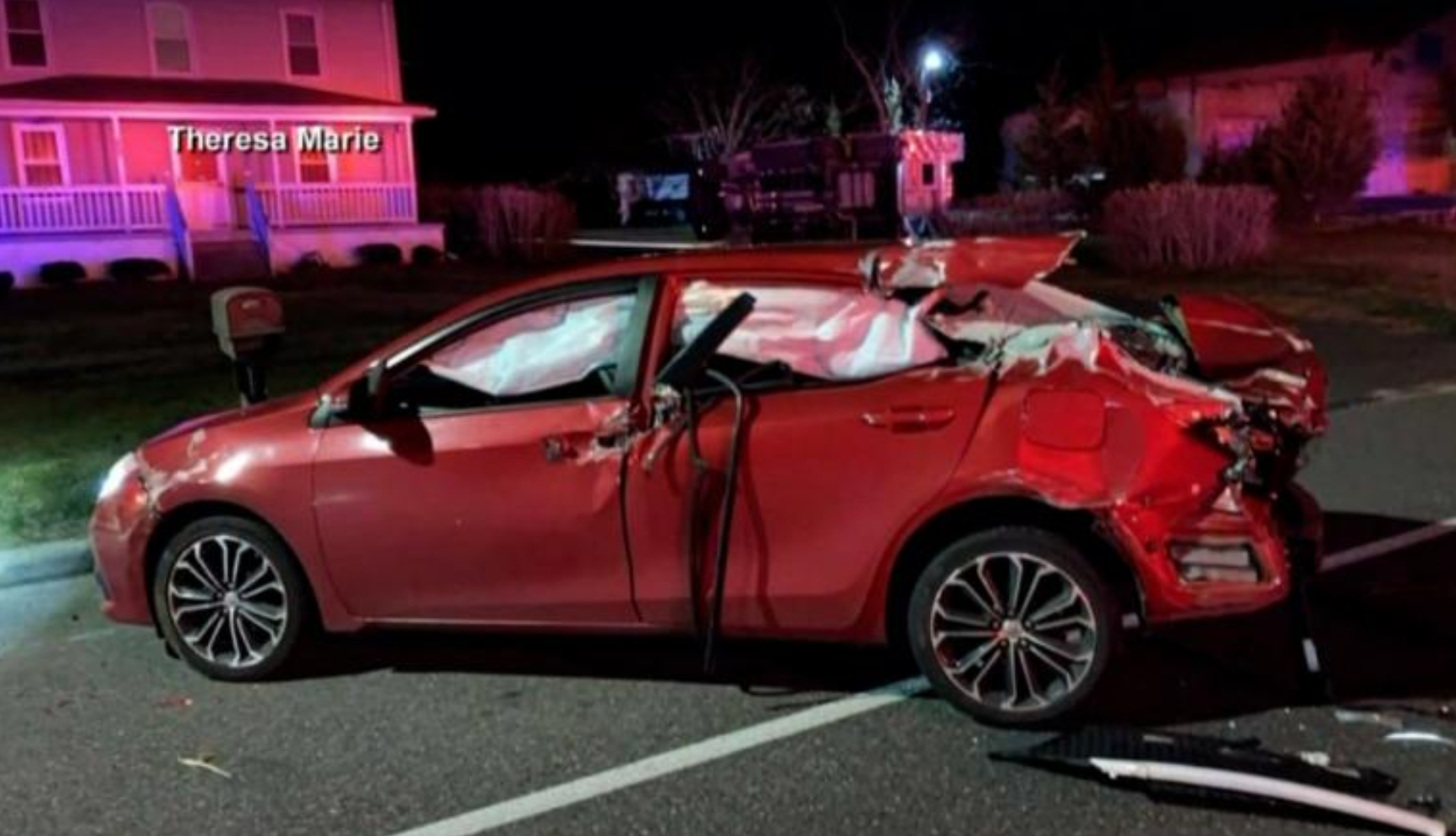Una mujer conducía al trabajo cuando una retroexcavadora “arruinó” su sedán rojo en Vineland, Nueva Jersey, el mes pasado