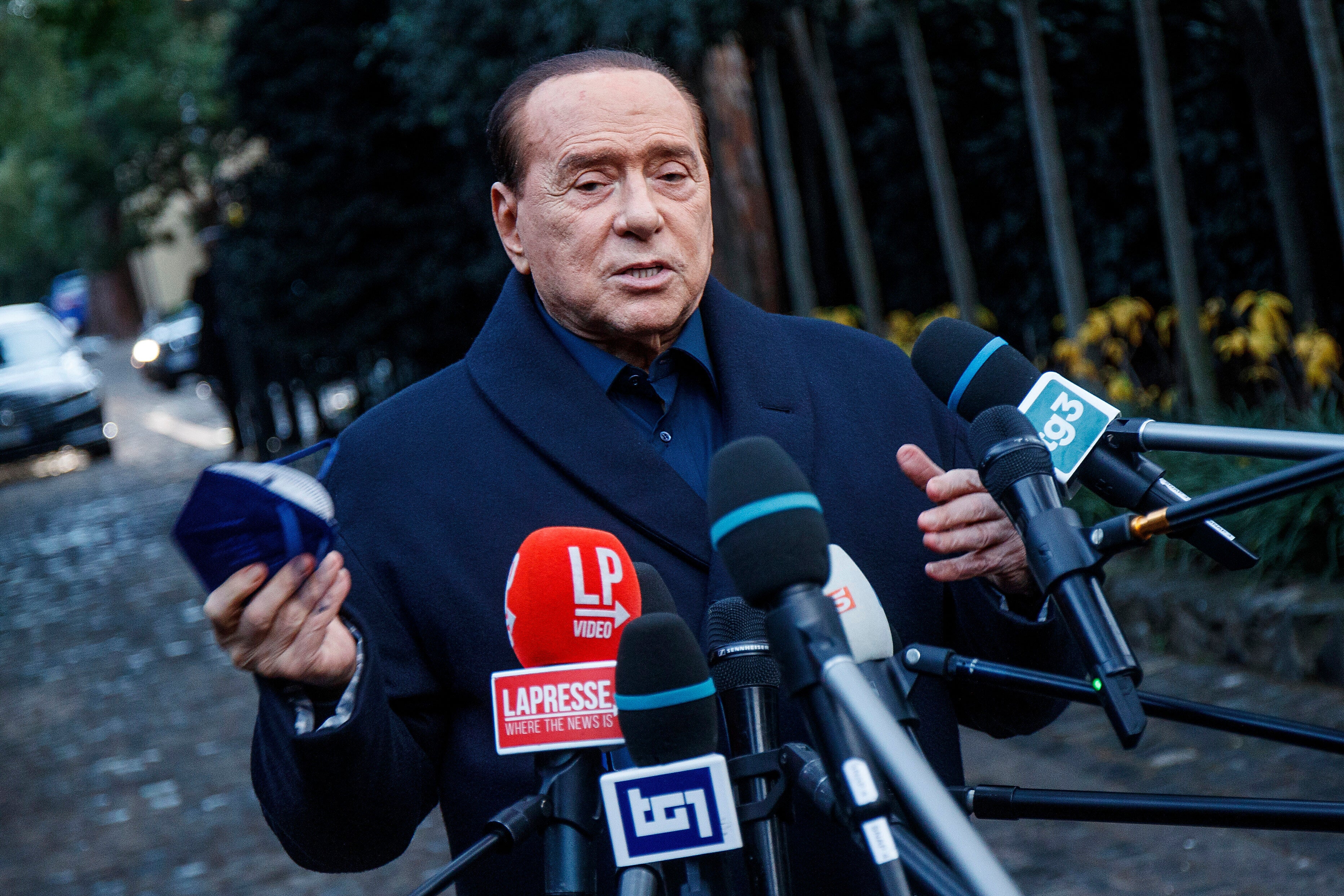 Silvio Berlusconi habla con los medios luego de una reunión con los líderes de la centroderecha en Roma, en diciembre