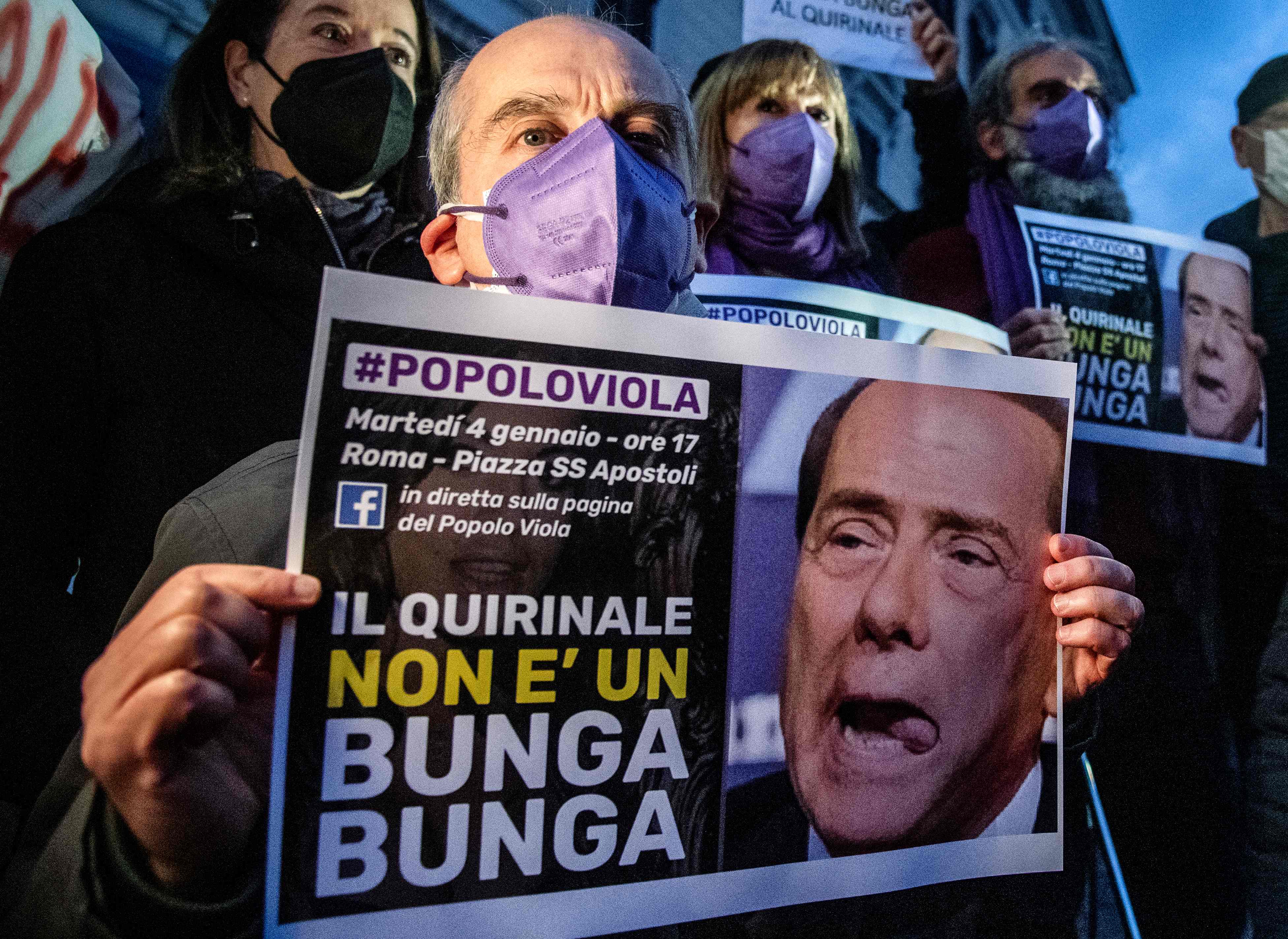 Un hombre sostiene un cartel con una fotografía de Berlusconi y la sentencia: “El Quirinal no es un ‘Bunga Bunga’”, durante una protesta en Roma en enero