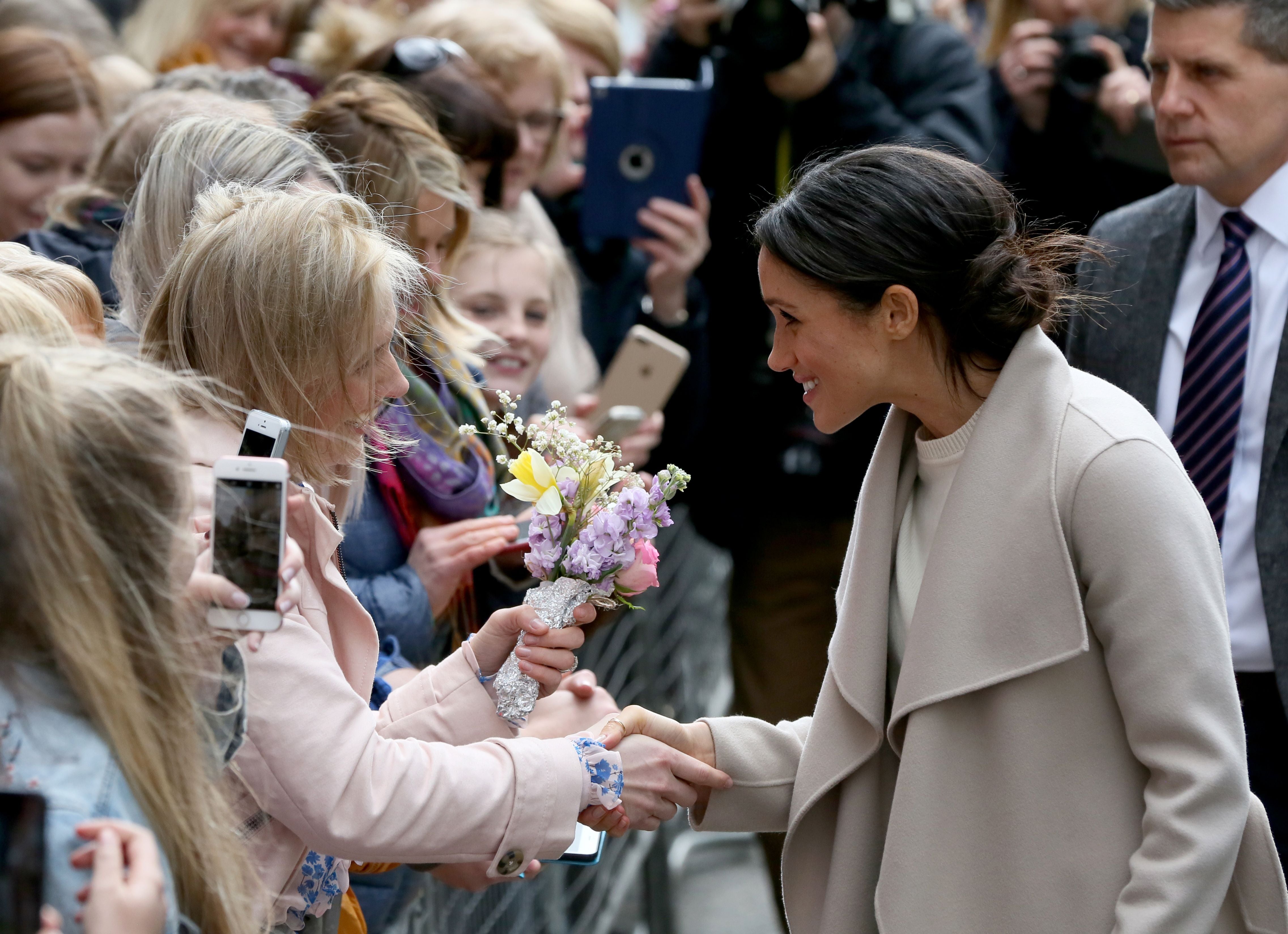 Meghan Markle recibió las flores de parte de una fan de la realeza en Irlanda del Norte