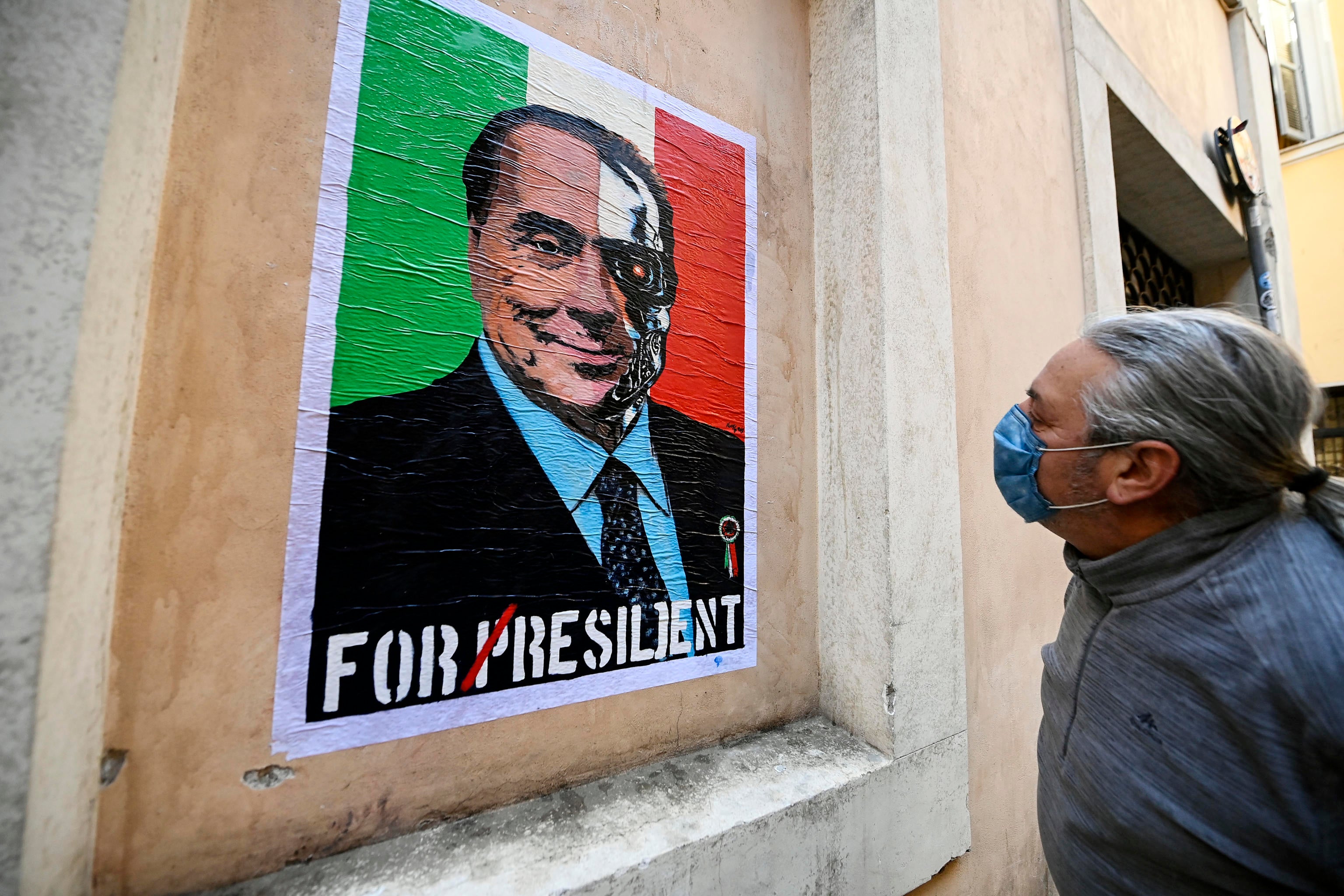 Un mural de Silvio Berlusconi del artista callejero Harry Greb en un callejón de Roma