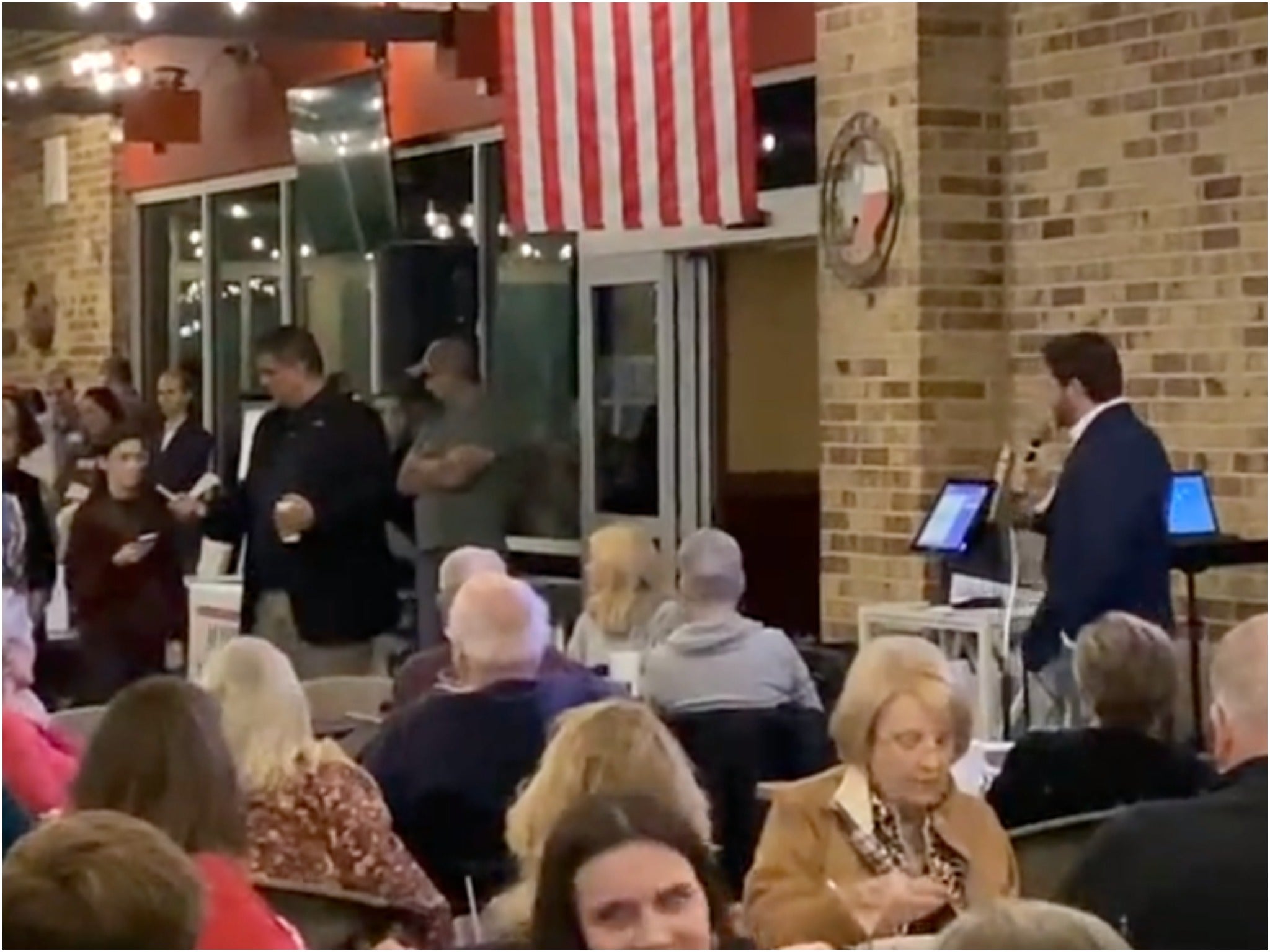 El representante republicano Dan Crenshaw pierde los estribos al ser cuestionado por una niña en un evento público