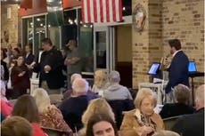 El representante republicano Dan Crenshaw pierde los estribos al ser cuestionado por una niña en un evento público