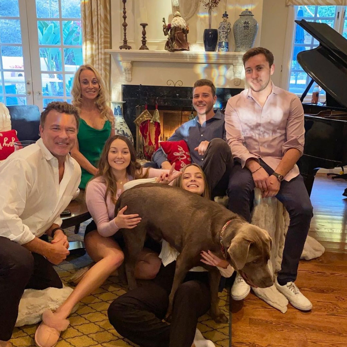 Brianna Kupfer, sentada detrás del perro de la familia, con sus padres y hermanos, Brandon y Tucker, y con su hermana Mikaela