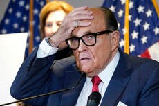 Rudy Giuliani supervisó los intentos estatales para enviar electores falsos y declarar la victoria de Trump en 2020, según un informe