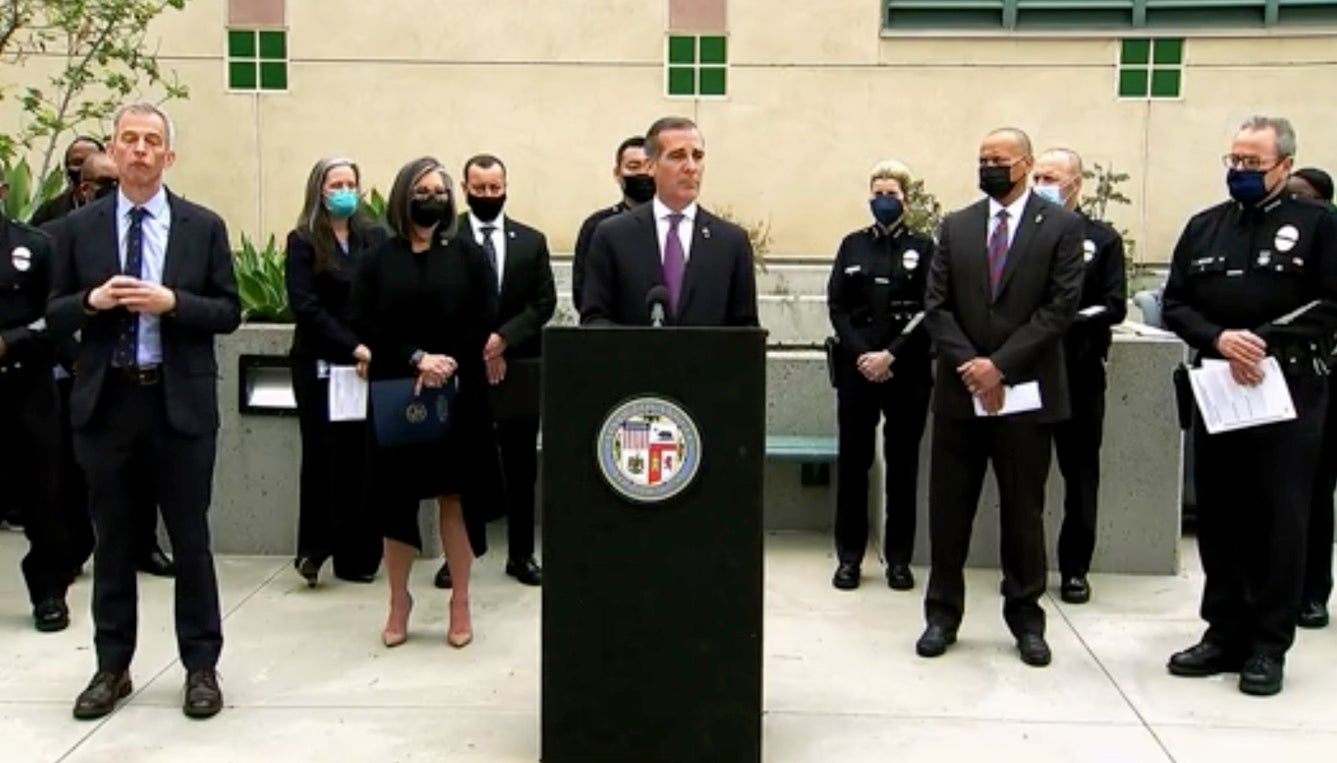 El alcalde de Los Ángeles, Eric Garcetti, da una actualización sobre las estadísticas de crimen en la ciudad