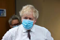 Ómicron “toca techo” y Reino Unido retira restricciones