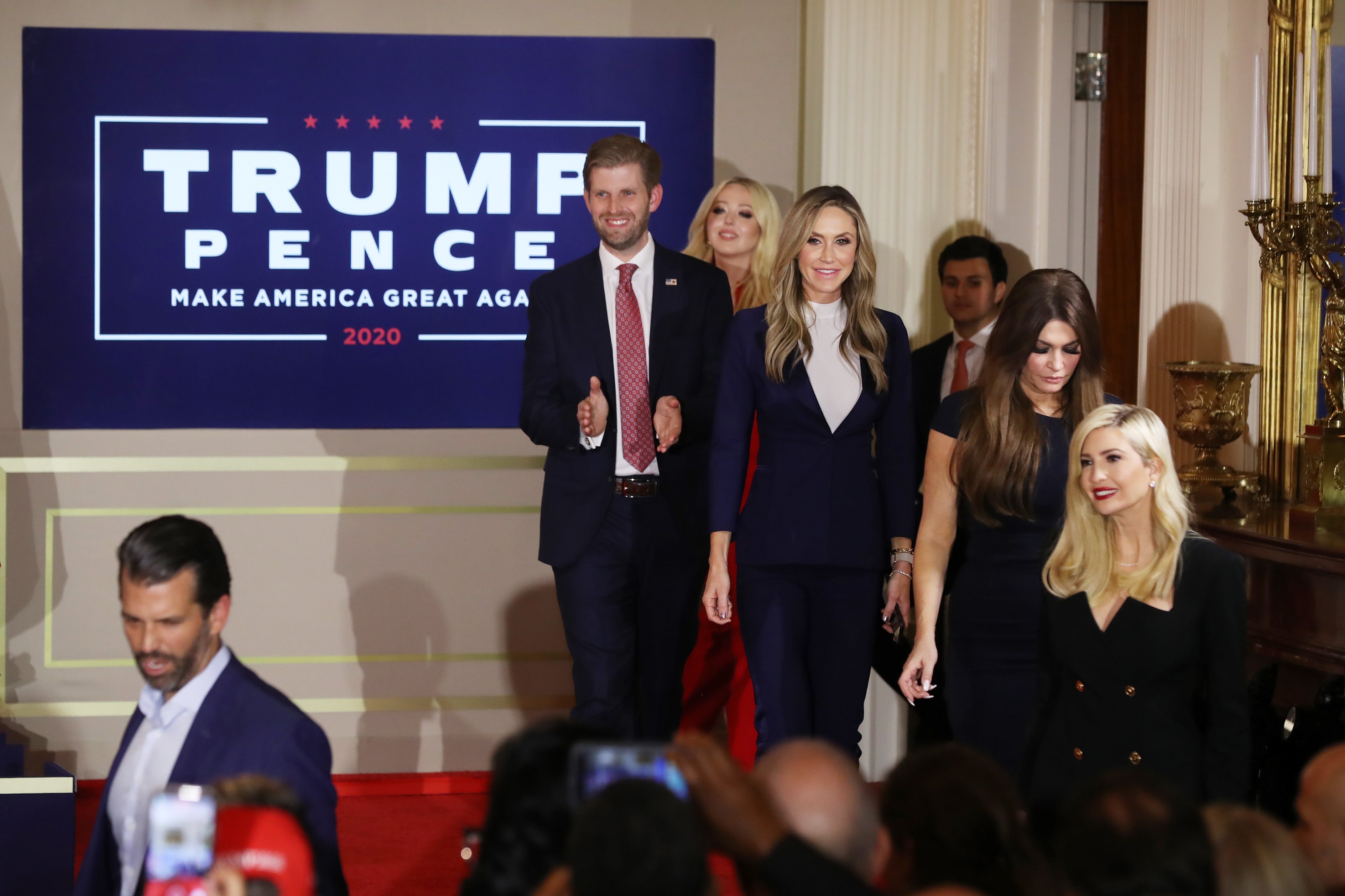 Ivanka Trump, Kimberly Guilfoyle, Lara Trump, Eric Trump, Tiffany Trump y Michael Boulos aparecen la noche de las elecciones en el Salón Este de la Casa Blanca el 4 de noviembre.