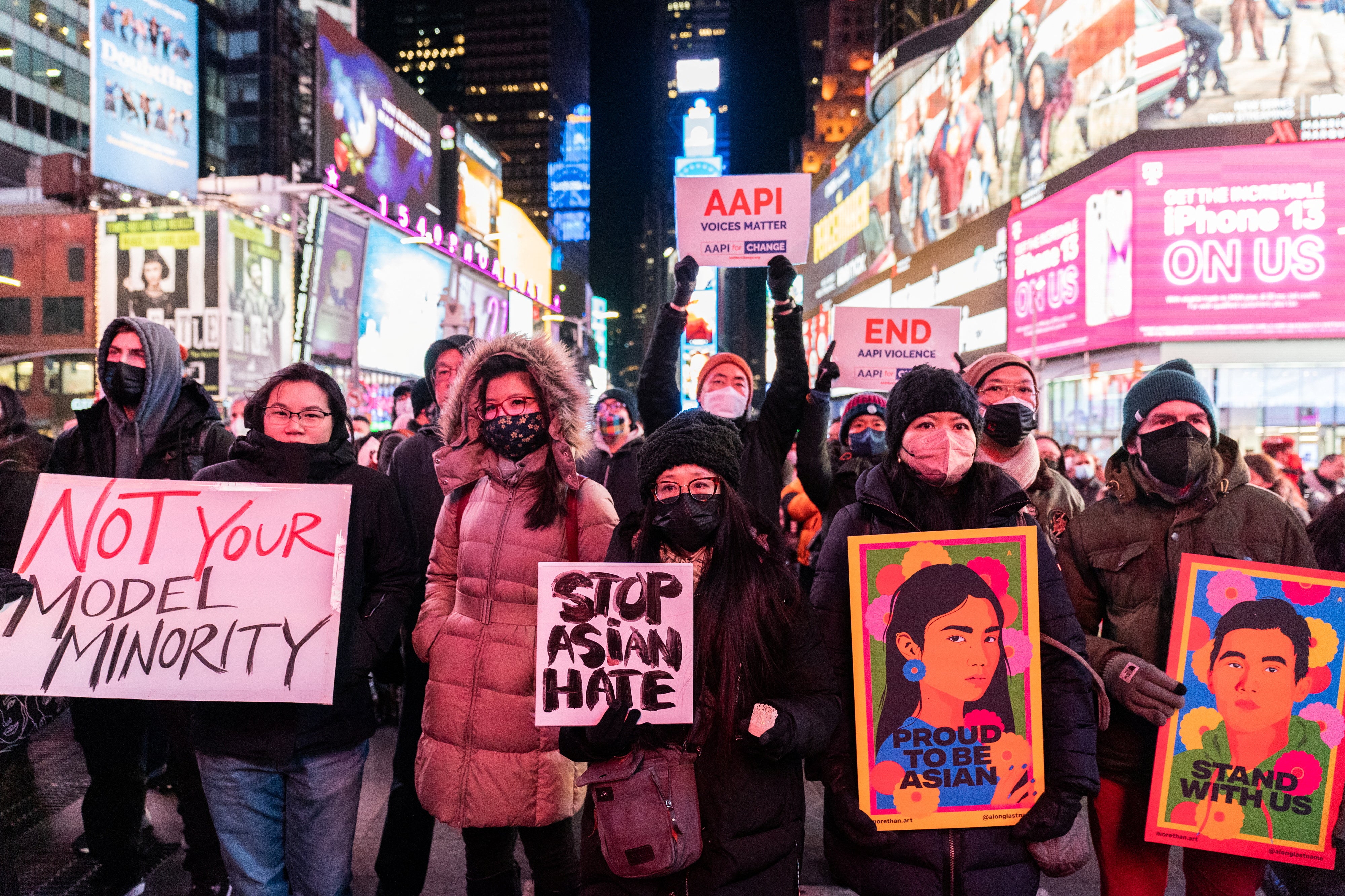 Cientos se juntan en la Ciudad de Nueva York para velar a Michelle Go, quien fue empujada a su muerte desde una plataforma del metro el 15 de enero