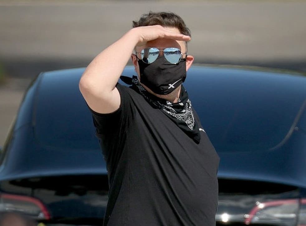 Elon Musk calificó las críticas al modo de conducción autónoma total (FSD) de Tesla como "un montón de basura"