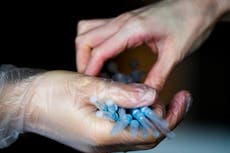 Ómicron: lo que sabemos sobre cómo responde la variante a las vacunas de Pfizer, AstraZeneca y Moderna