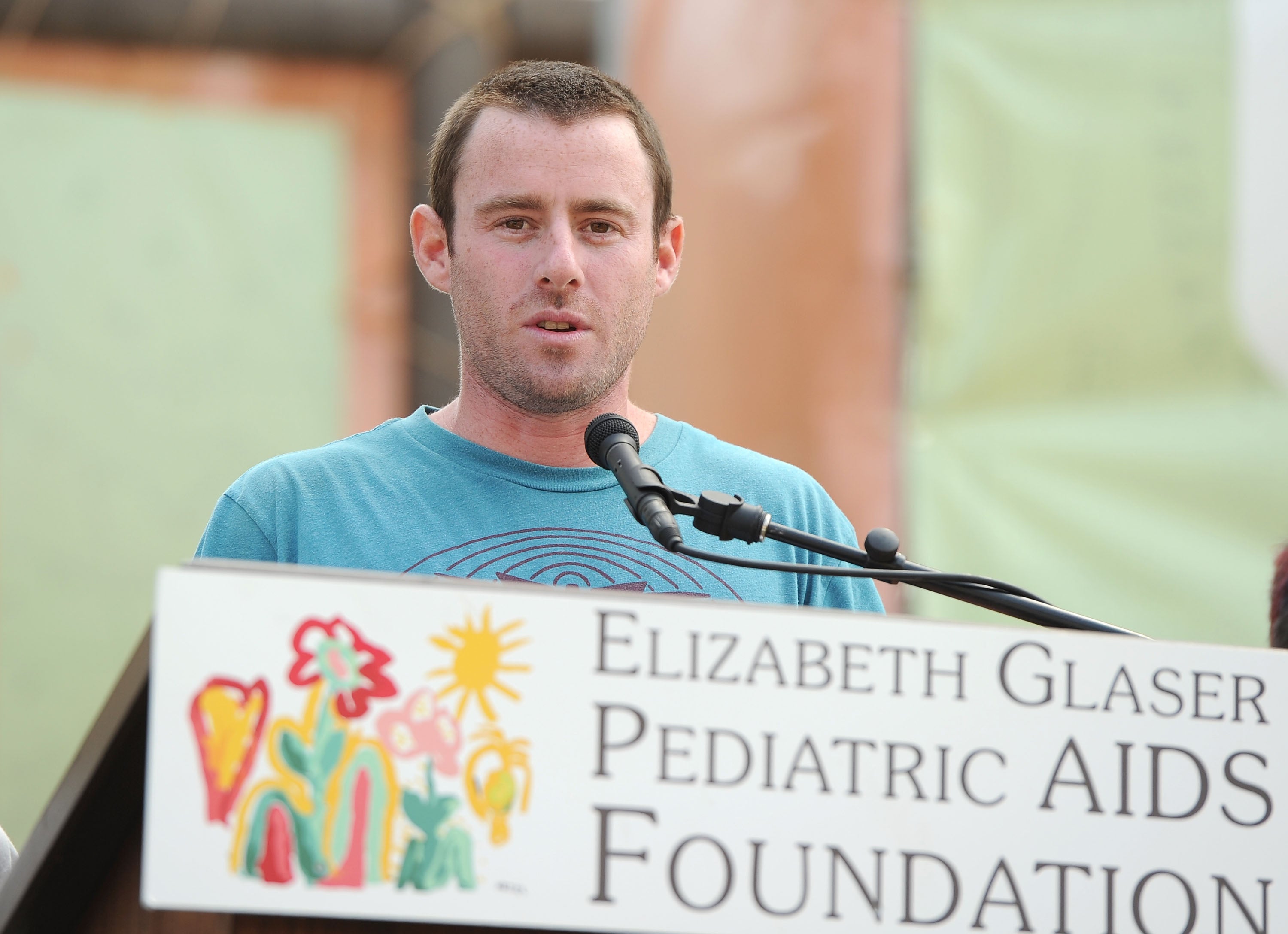 Jake Glaser habla en un evento de la Elizabeth Glaser Pediatric Aids Foundation el 12 de junio de 2011 en Los Ángeles