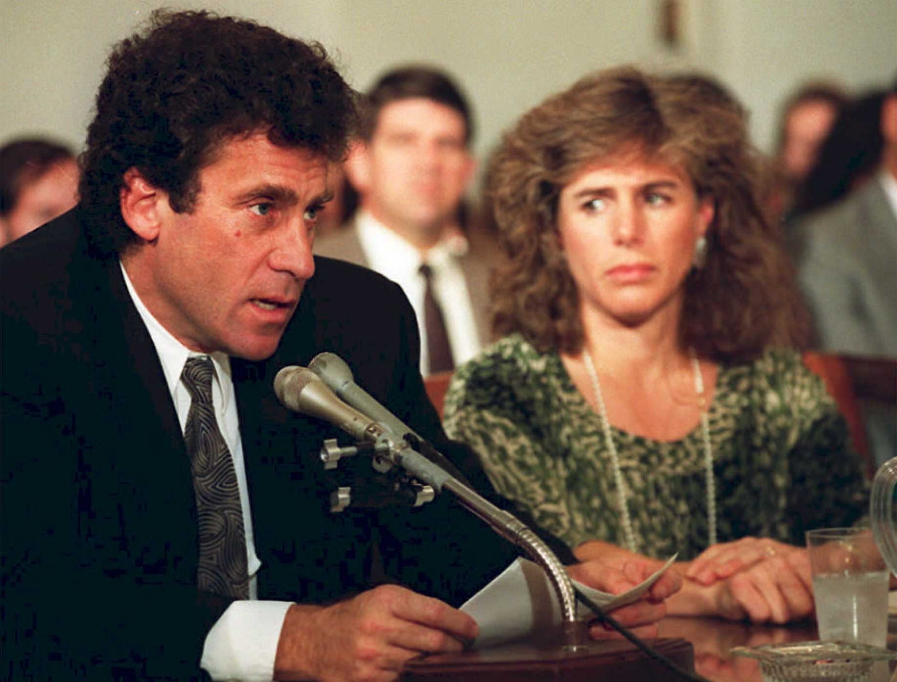 Elizabeth Glaser y Paul Michael Glaser prestando testimonio ante el equipo dedicado al sida pediátrico del Comité de Presupuesto de la Cámara el 13 de marzo de 1990 en Washington D. C.