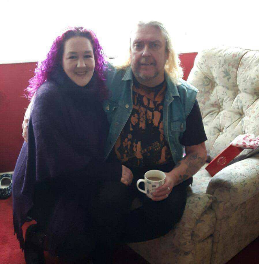 Hombre acude a la policía luego de que su esposa confesara crimen mientras dormía