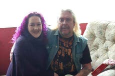 Hombre acude a la policía luego de que su esposa confesara crimen mientras dormía