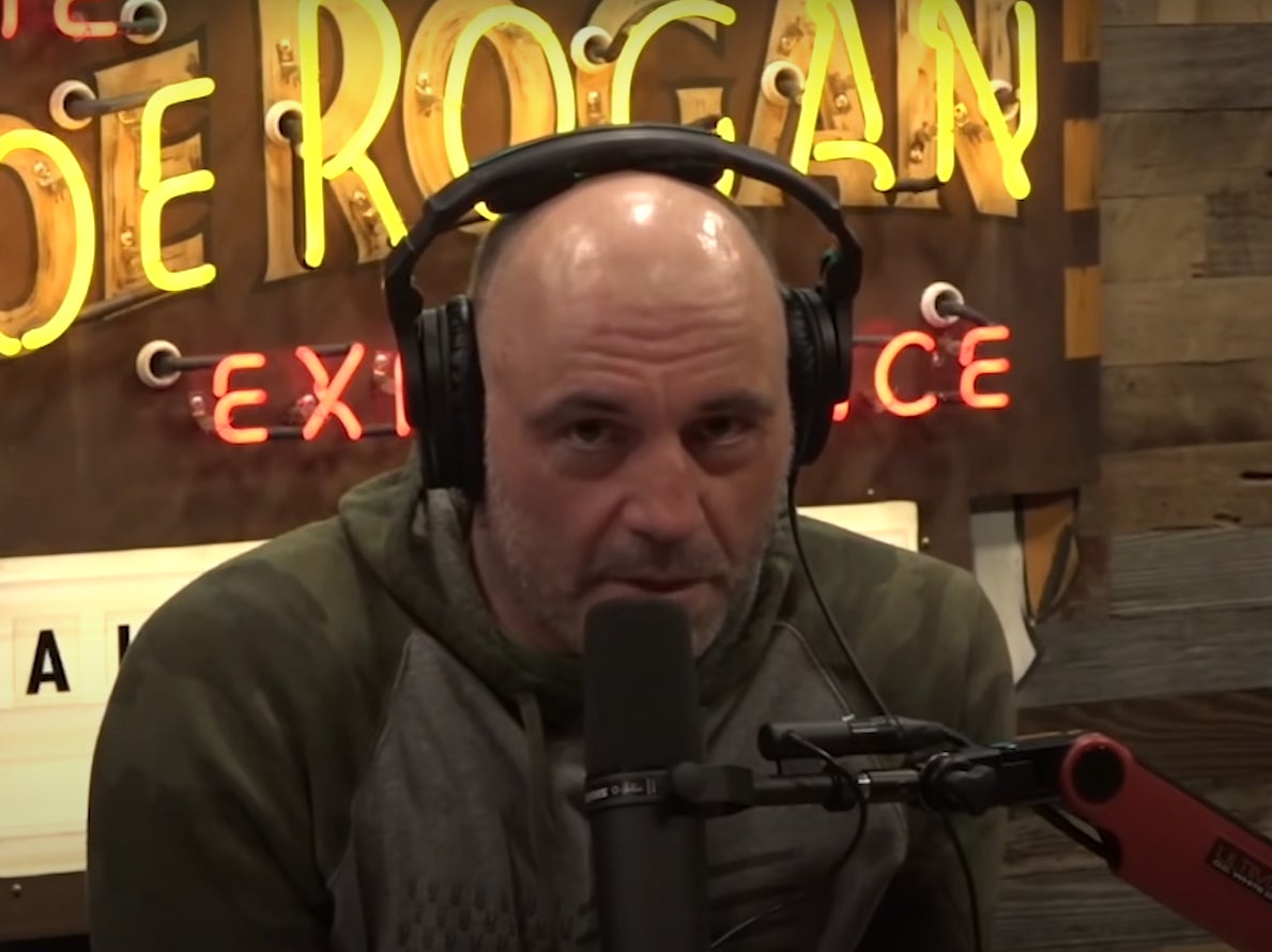 El actor y comediante Joe Rogan conduciendo su podcast con éxito global ‘The Joe Rogan Experience’