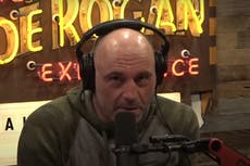 Joe Rogan causa indignación al hablar con Jordan Peterson sobre quién debería considerarse “negro”