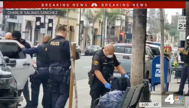 Se ve a Shawn Laval Smith colocado dentro de una patrulla de policía después de que un miembro del público lo vio en Pasadena.