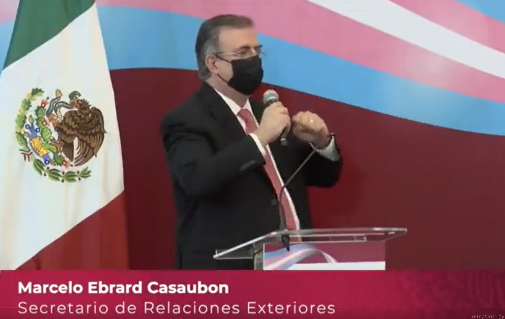 México anuncia pasaporte para personas no binarias y entrega primeras actas de nacimiento para personas trans