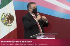 México anuncia pasaporte para personas no binarias y entrega primeras actas de nacimiento para personas trans