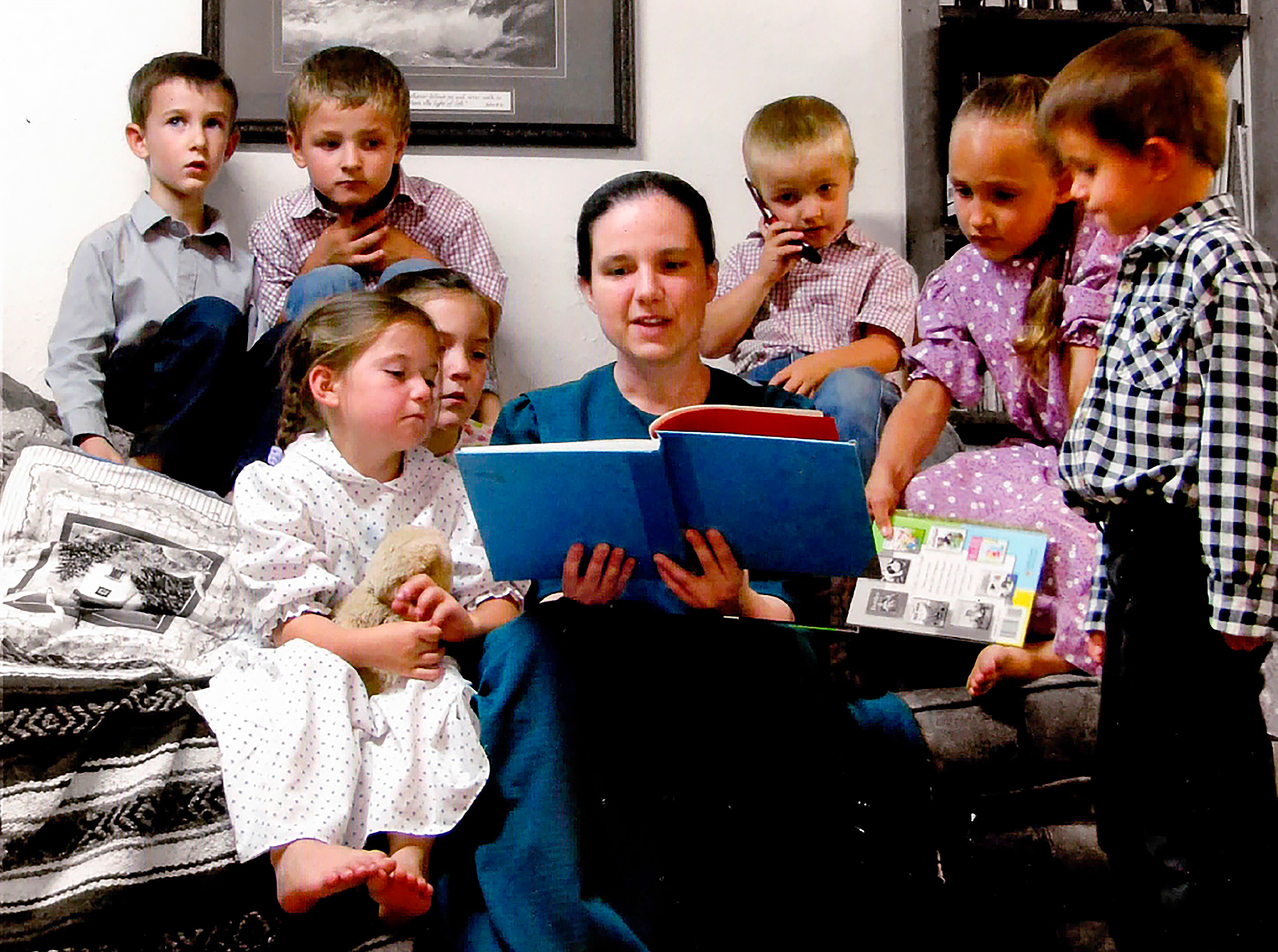 Sasha Krause, fotografiada aquí mientras le leía a varios niños, fue asesinada a principios del 2020