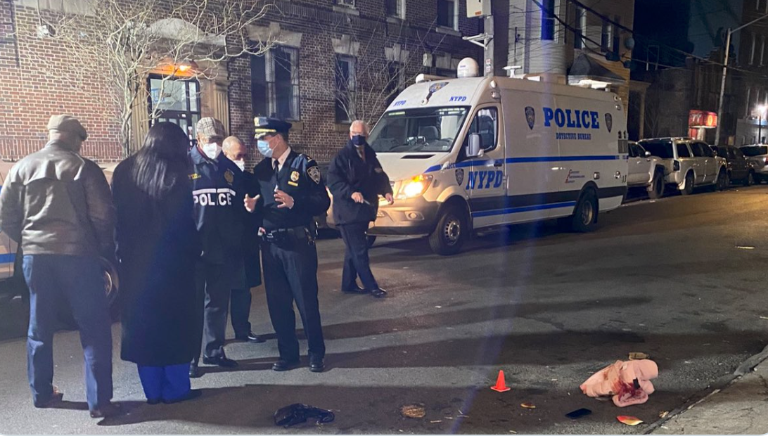 El abrigo manchado de sangre de la bebé de 11 meses yace en el suelo rodeado de señales policiales, mientras el alcalde Eric Adams habla con los oficiales de policía