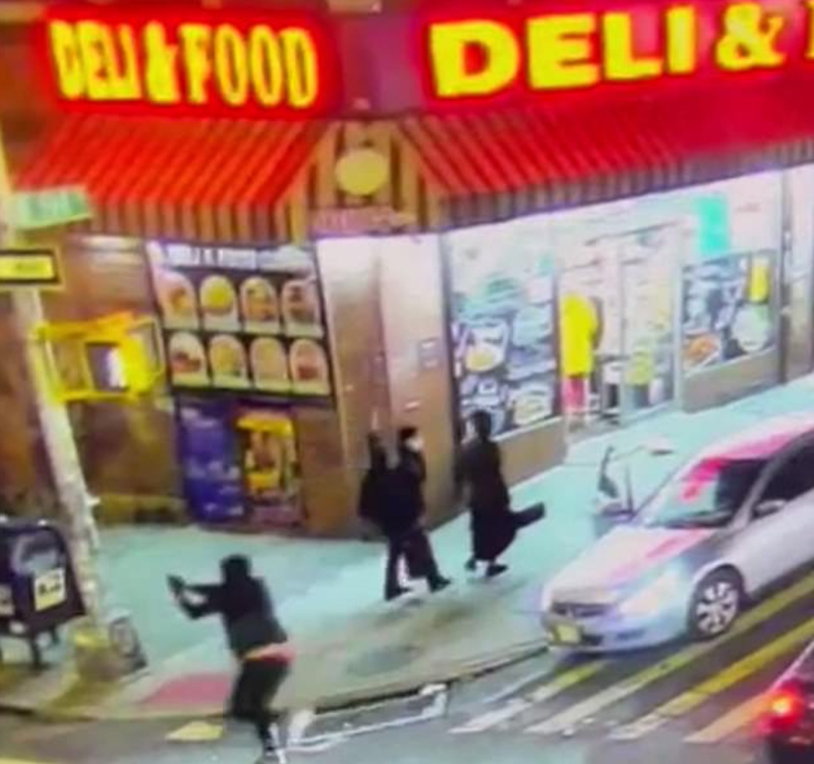 El vídeo de vigilancia muestra al tirador dispararle a otro sospechoso en el Bronx la tarde del miércoles