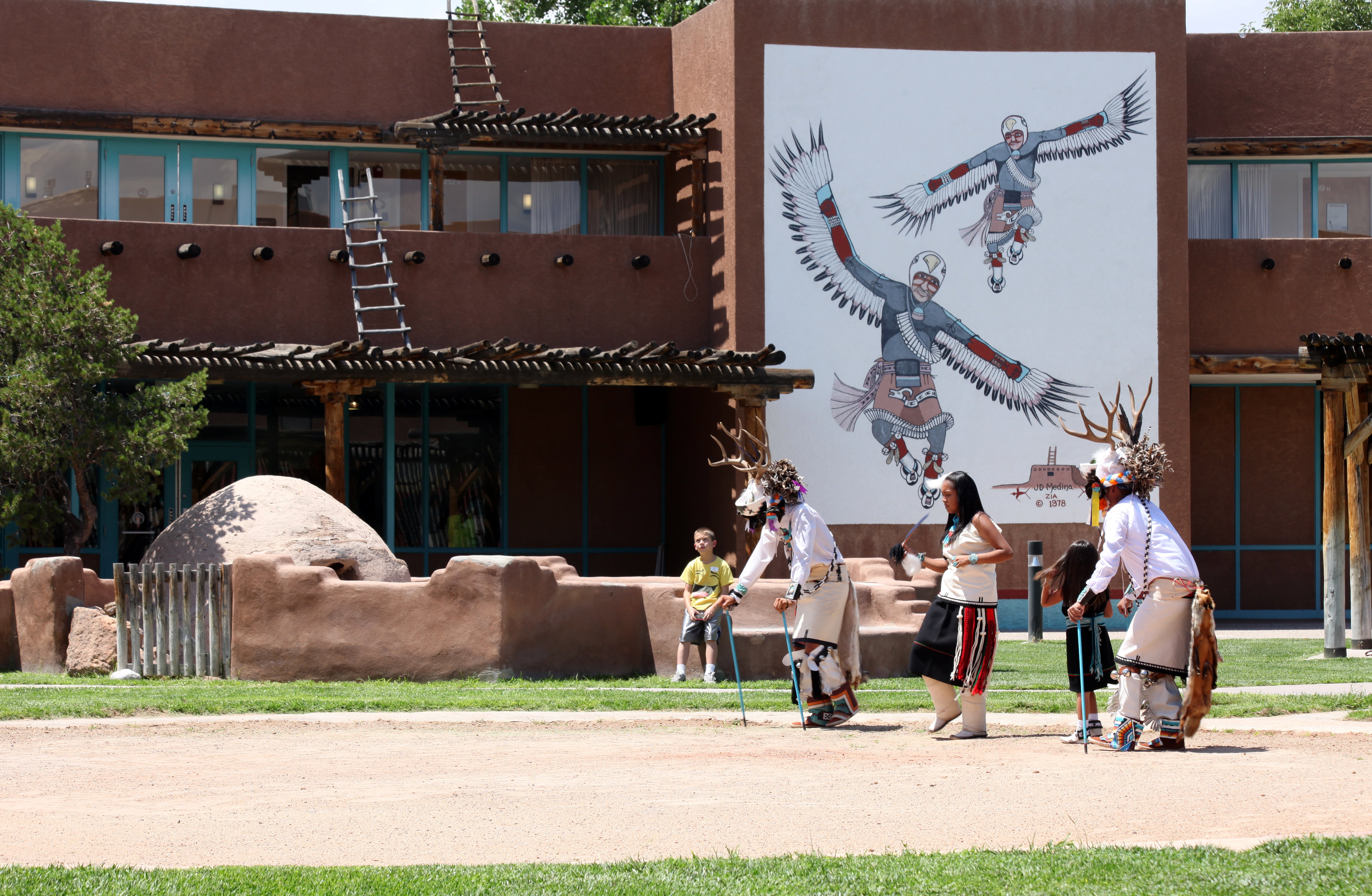 Grupo de danza en el Indian Pueblo Cultural Centre