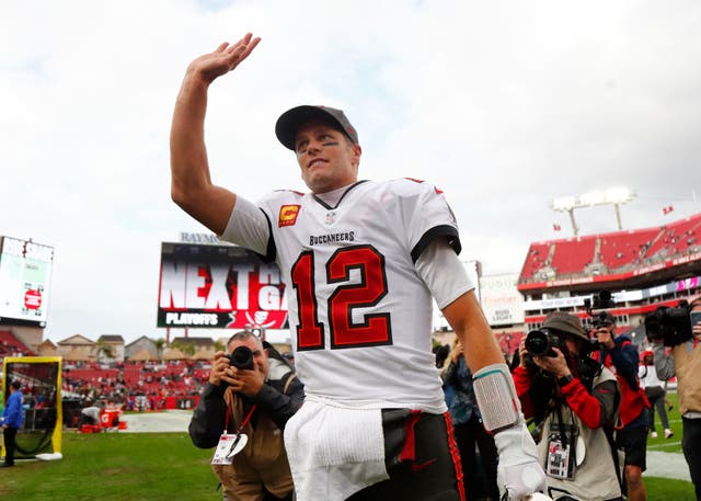 Tom Brady celebra después de que los Tampa Bay Buccaneers vencieran a los Philadelphia Eagles