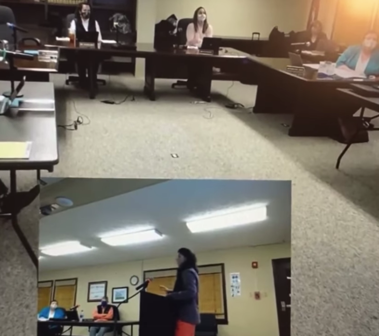 Madre de Virginia amenaza con llevar “armas cargadas” a escuela por mandato de cubrebocas