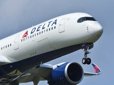 Acusan a hombre de alterar el orden en un vuelo de Delta tras mostrar el trasero a otros pasajeros
