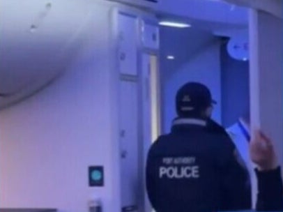 La policía abordó el avión para arrestar a los pasajeros revoltosos