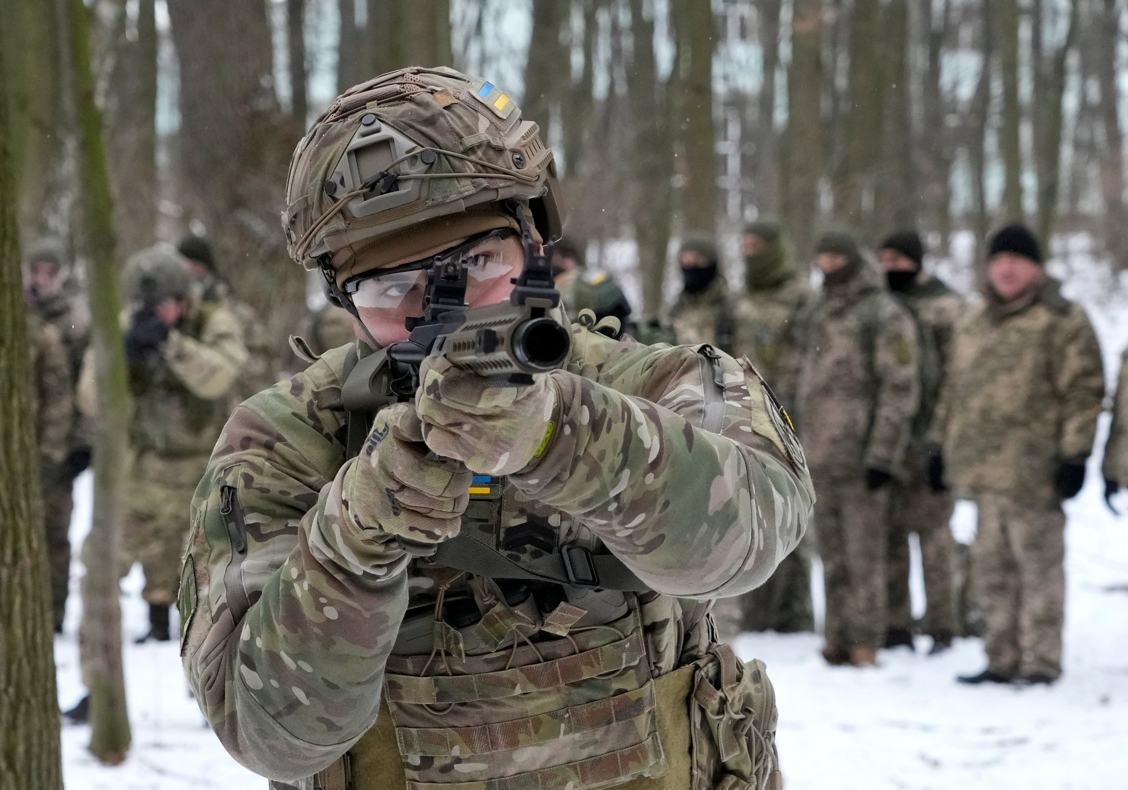 Miembros de las Fuerzas de Defensa Territorial de Ucrania, unidades militares voluntarias, entrenan en un parque de Kiev, el 22 de enero de 2022
