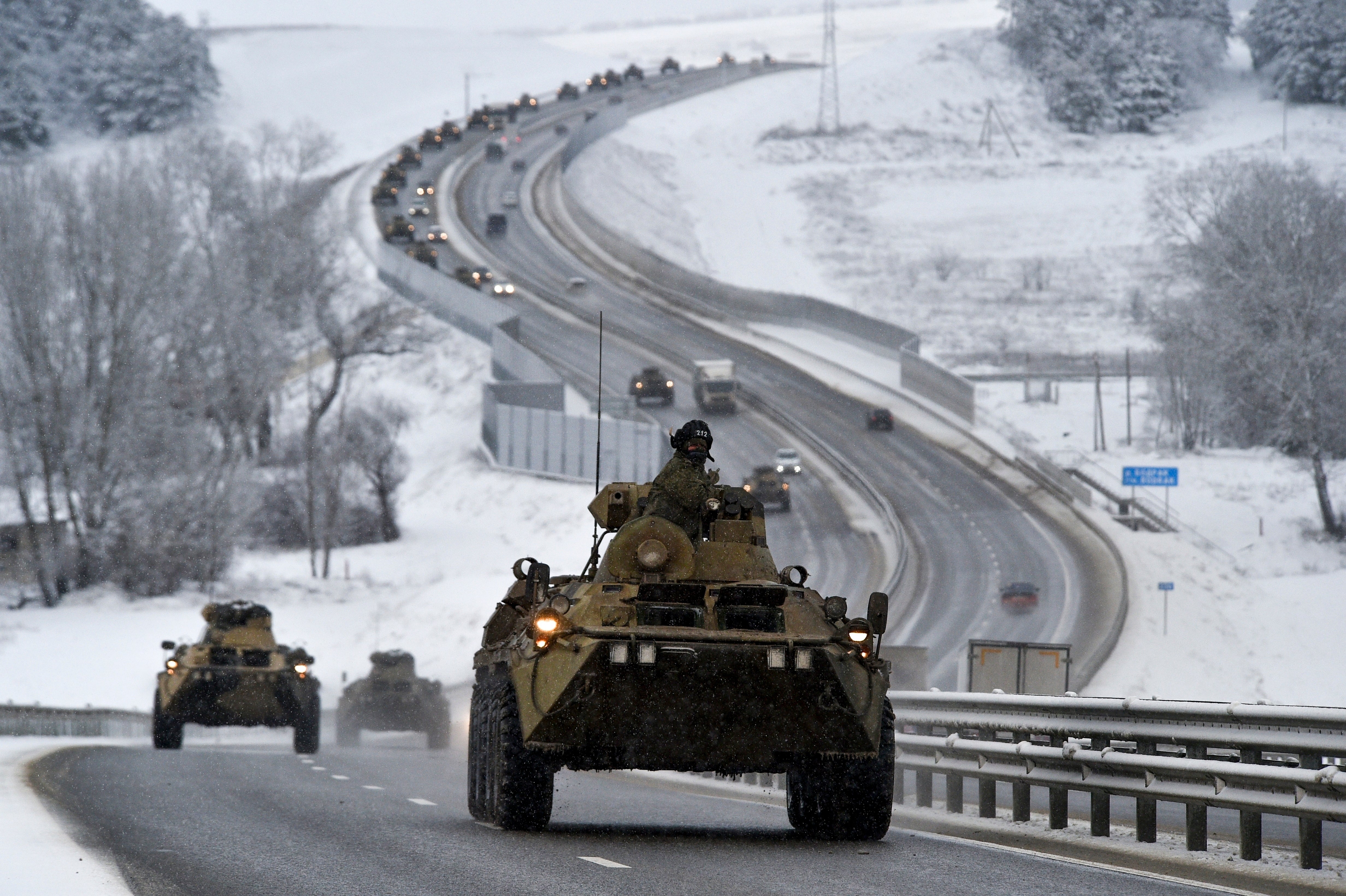Un convoy de vehículos armados de Rusia transita por una autopista en Crimea el 18 de enero (AP/Press Association Images)