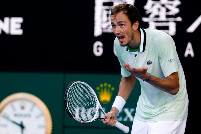 Daniil Medvedev mostró su frustración durante su victoria sobre Maxime Cressy (Hamish Blair/AP)