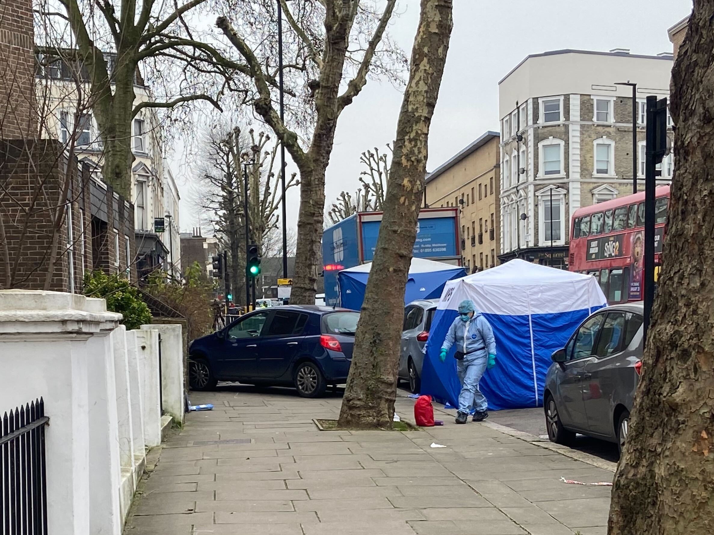 Hombre apuñala a mujer antes de morir atropellado en Londres