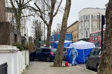 Hombre apuñala a mujer antes de morir atropellado en Londres