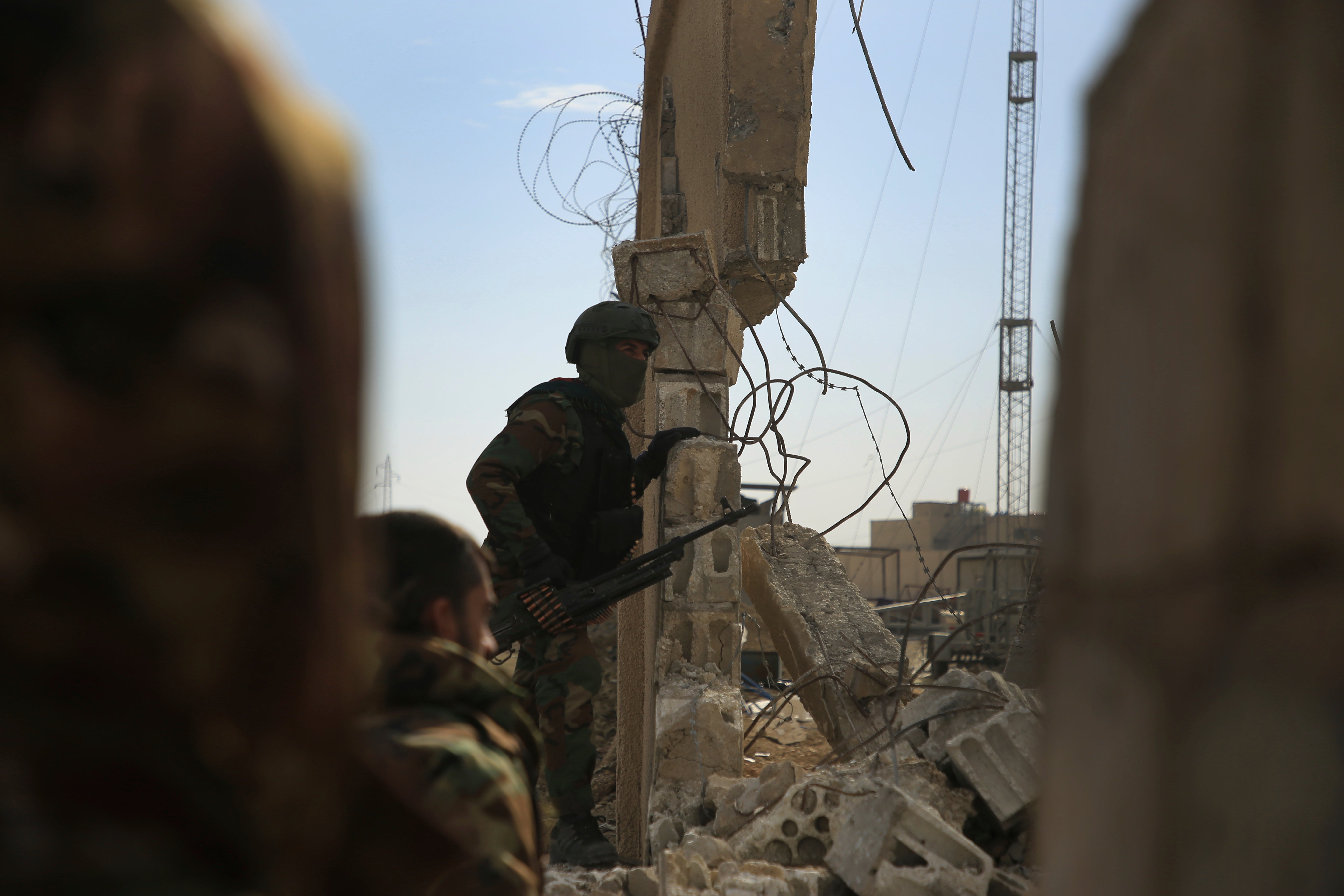 <p>Combatientes de las Fuerzas Democráticas Sirias lideradas por los kurdos toman sus posiciones en el muro de defensa de la prisión de Gweiran en Hassakeh, al noreste de Siria, el 23 de enero de 2022</p>