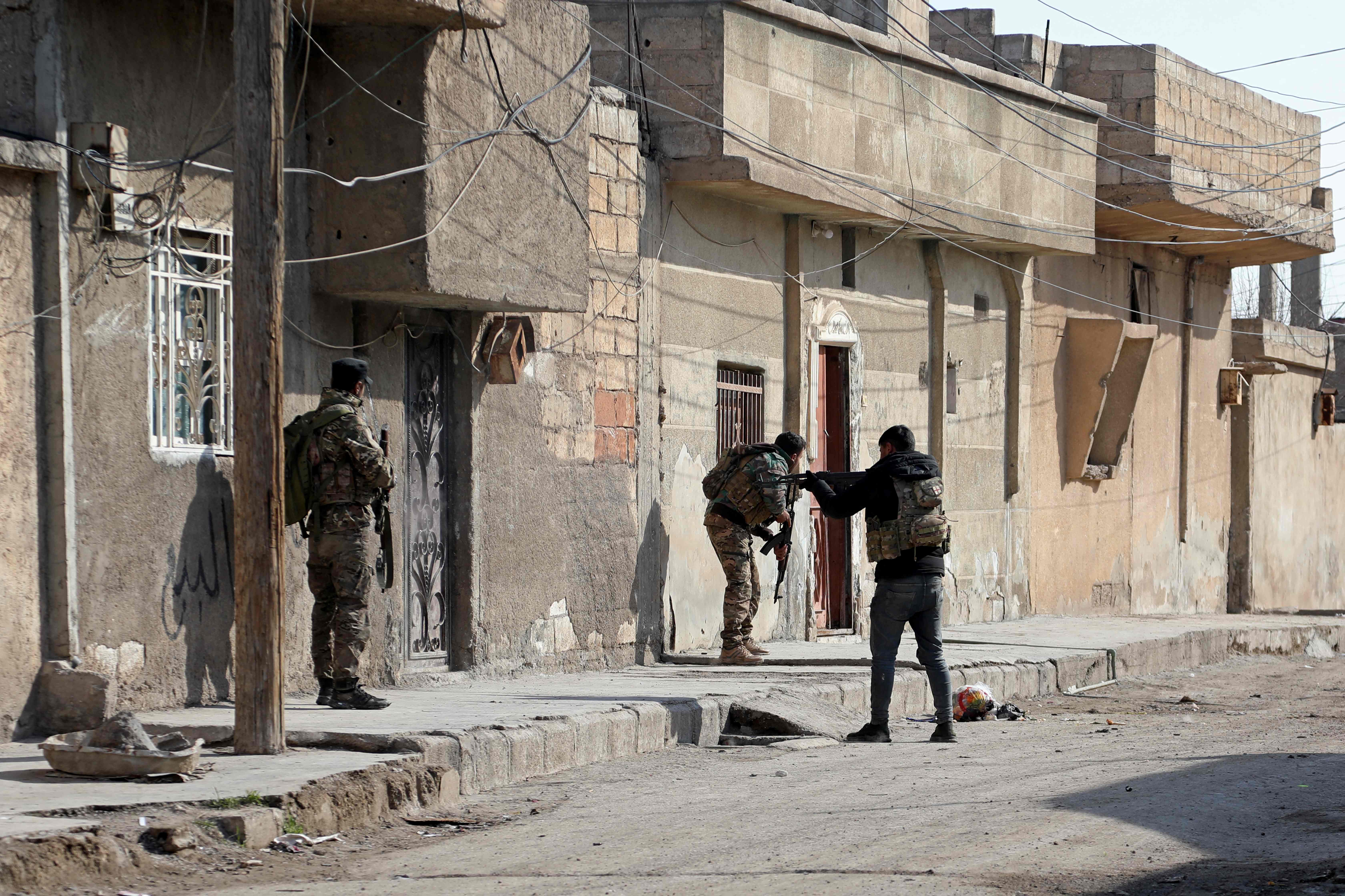 Las fuerzas de seguridad kurdas se despliegan en la ciudad septentrional siria de Hassakeh en medio de los continuos combates con el ISIS, 22 de enero de 2022