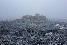 Tormenta de nieve cubre Atenas, islas griegas y a Estambul
