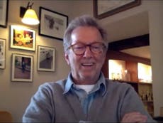 Eric Clapton criticado por comparar vacunas contra el covid con conspiración de “hipnosis masiva”