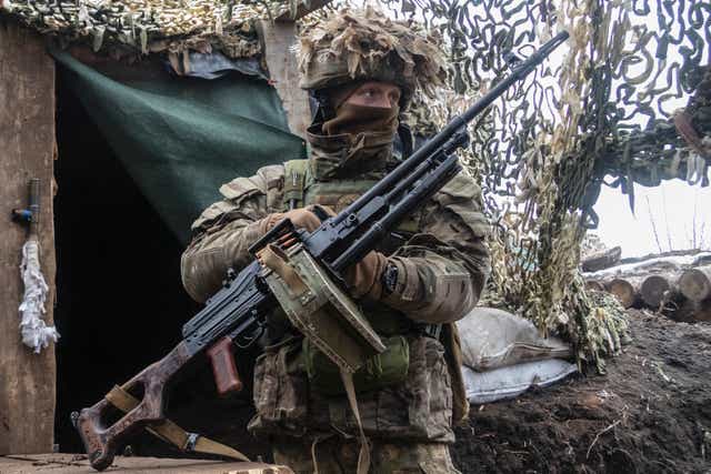 Un soldado ucraniano se encuentra en la línea de separación de los rebeldes prorrusos, en la región de Donetsk.