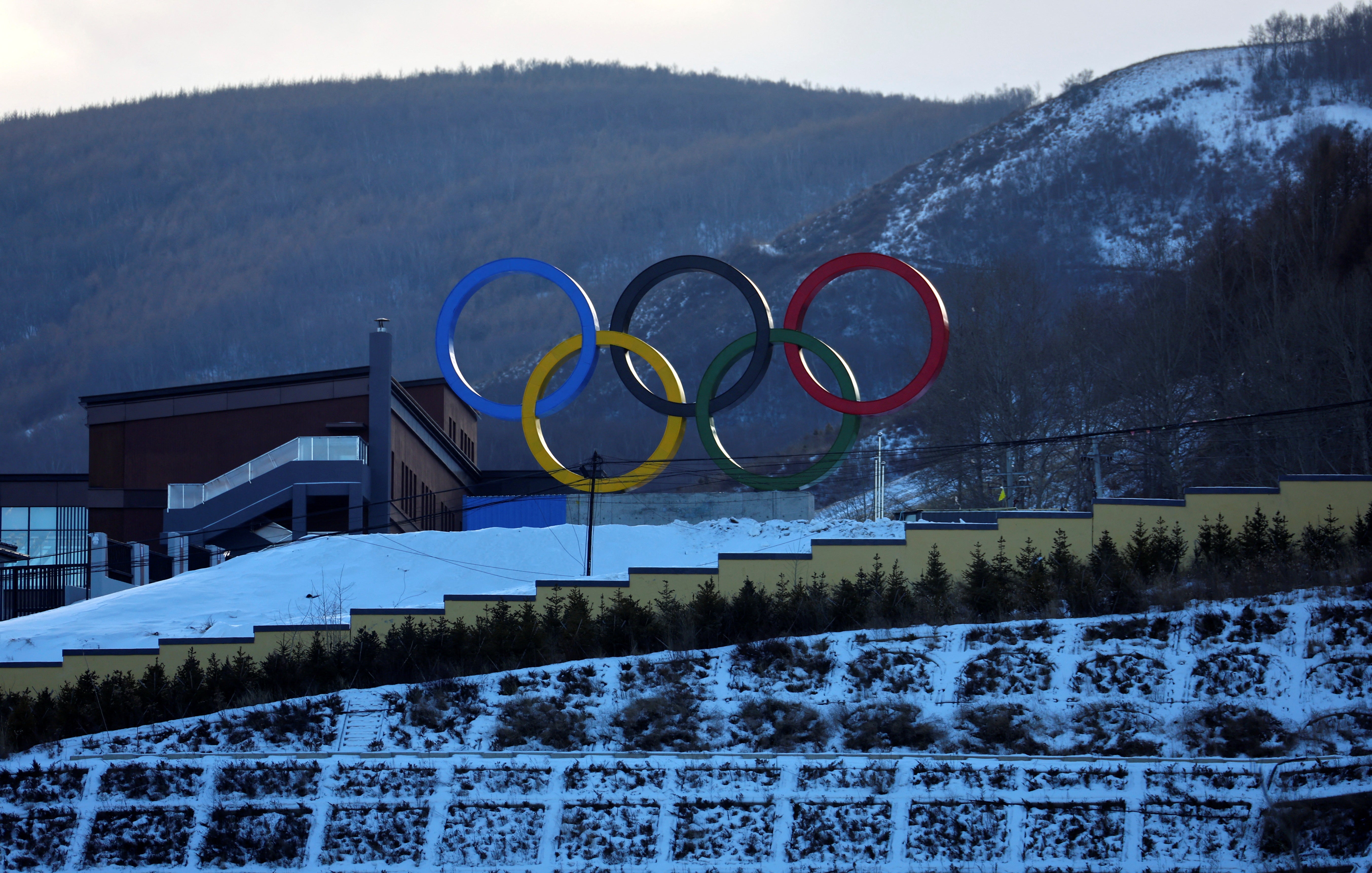 Los anillos olímpicos en la zona de esquí de Zhangjiakou, en China. No es la primera vez que se utiliza nieve artificial en los Juegos Olímpicos de Invierno, pero sí es la primera vez que los juegos se desarrollarán íntegramente con polvo artificial