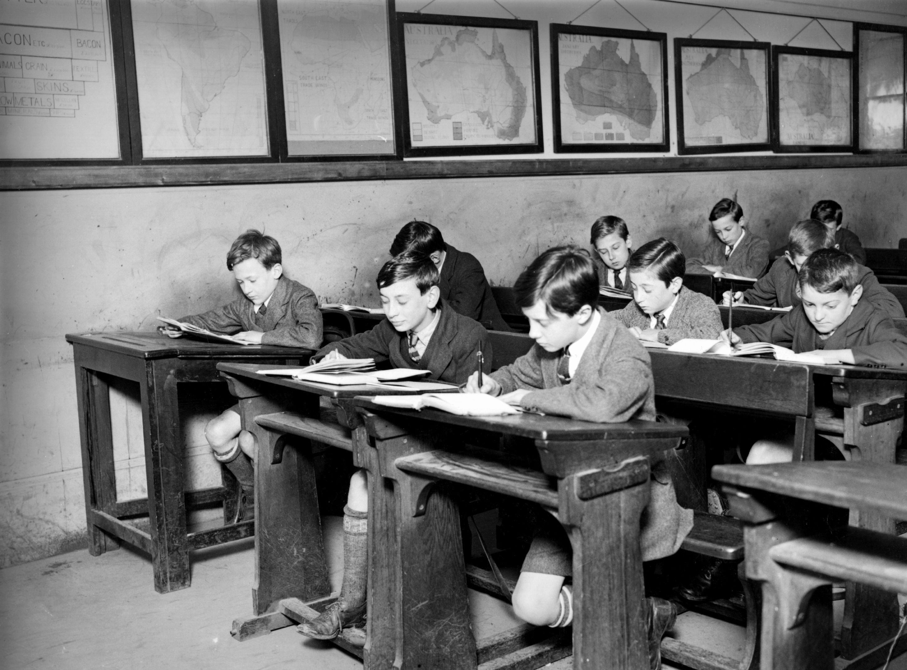 Mayo de 1922: Muchachos trabajando en su salón de clases. (Foto de Topical Press Agency/Getty Images)